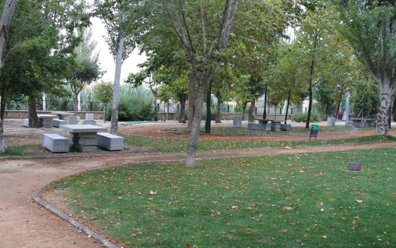 Instalación de mesas y bancos de hormigón en el Parque Ferial y en el barrio de Novosur en la localidad de Alhendin